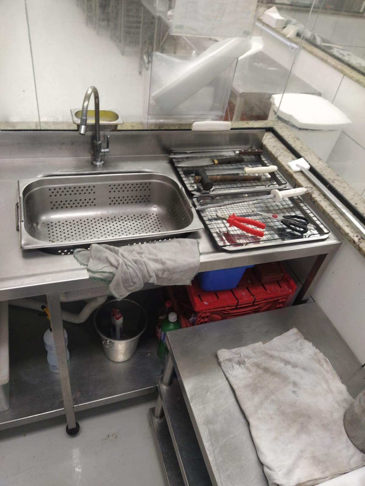 Limpeza inicial em gelo, reforçando a ideia de baixa temperatura e controle de água residual.