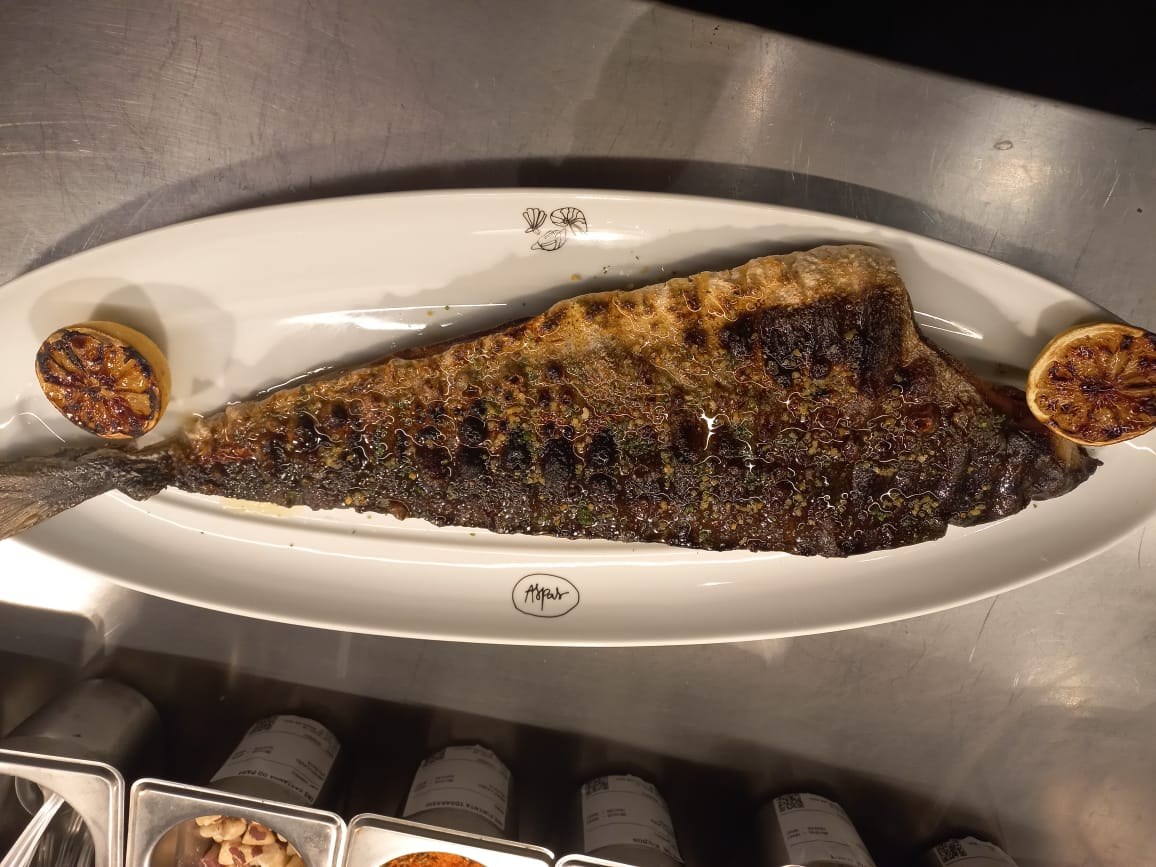 Resultado visual do peixe espalmado, mantendo estrutura e apresentação íntegra.